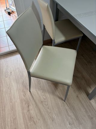 Mesa de cristal/metal y 4 sillas beige