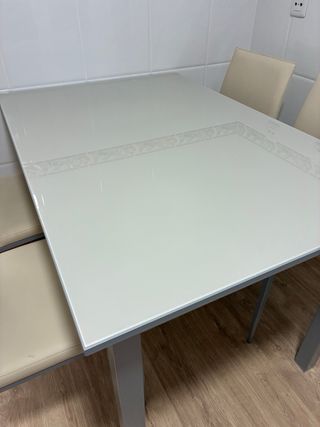 Mesa de cristal/metal y 4 sillas beige