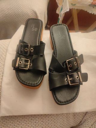 Sandalias IT SE cuero negras hebillas