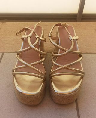 Sandalias doradas de cuña