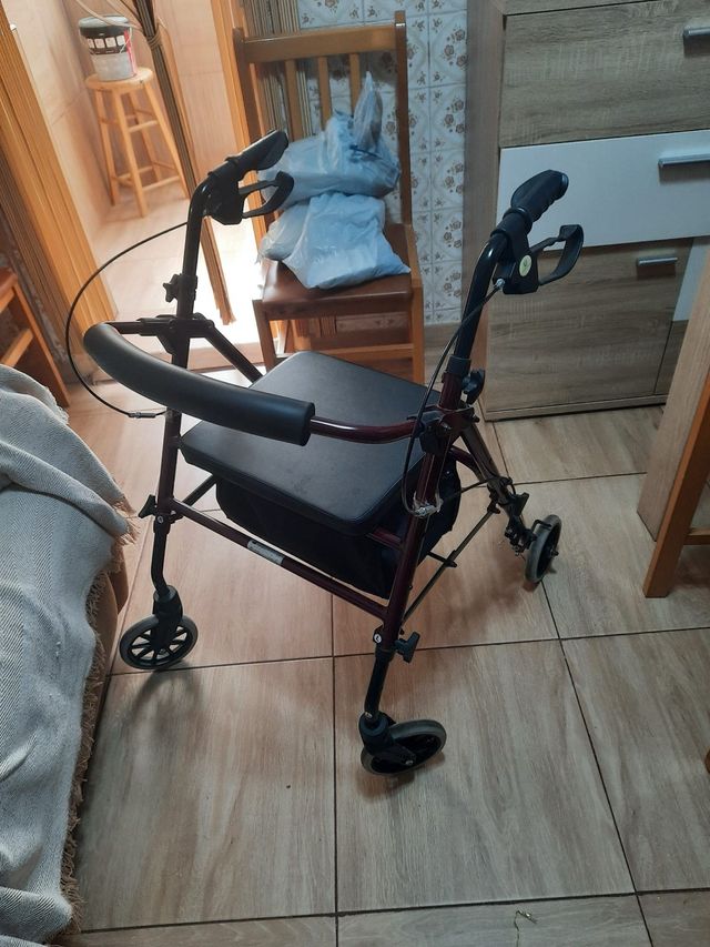 Andador con asiento y ruedas