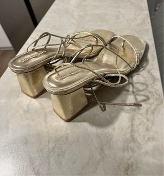 Sandalias Stradivarius doradas