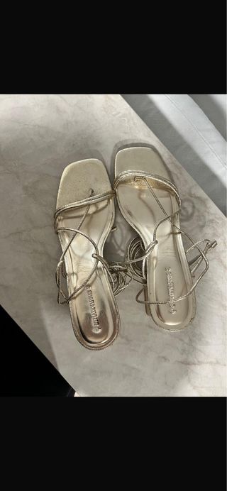 Sandalias Stradivarius doradas