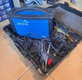 Soldador Oerlikon con pinzas y cables
