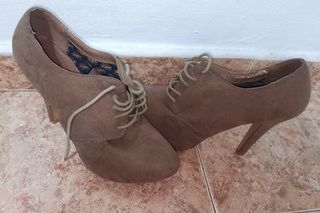 Botines de tacón con cordones