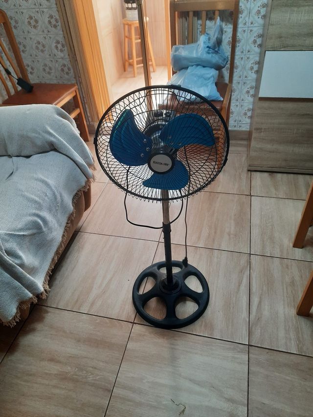 Ventilador de pie azul y negro
