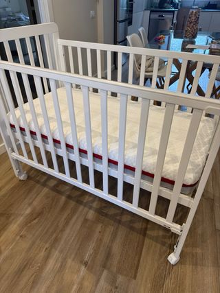 Cuna blanca 125x66 cm + colchón 120x60 cm