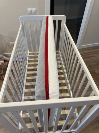 Cuna blanca 125x66 cm + colchón 120x60 cm