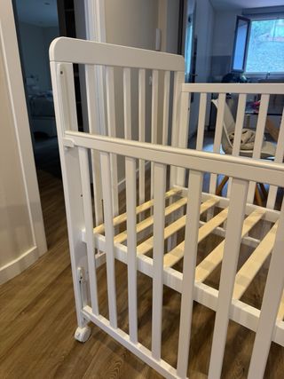 Cuna blanca 125x66 cm + colchón 120x60 cm