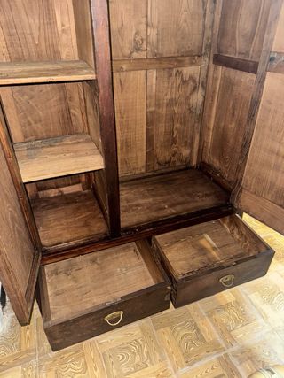 Mueble de madera con espejo