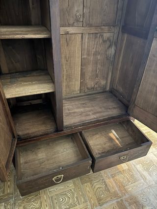 Mueble de madera con espejo