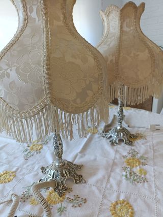 Lámparas antiguas de mesa con flecos