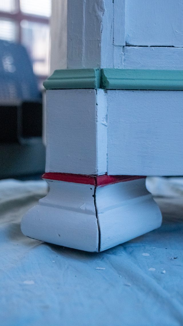 Mobiletto dipinto - unico, funzionale e imperfetto