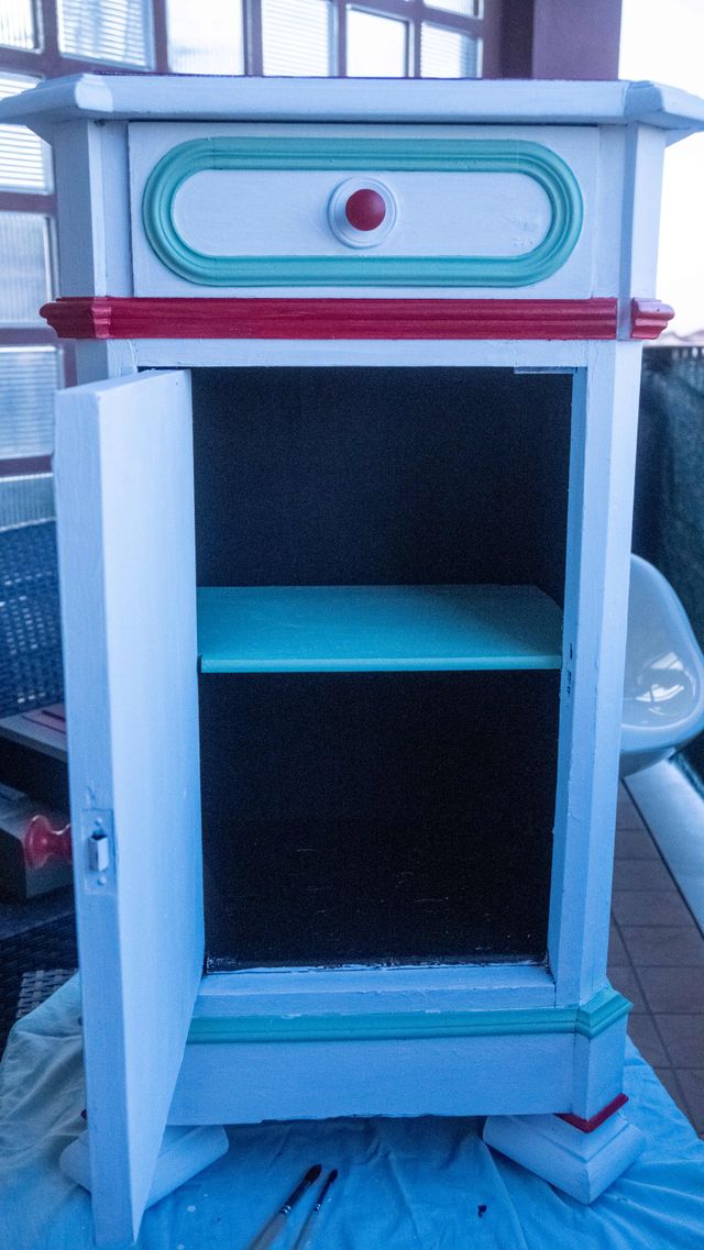 Mobiletto dipinto - unico, funzionale e imperfetto