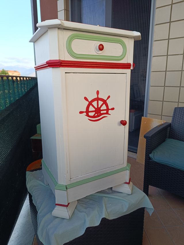 Mobiletto dipinto - unico, funzionale e imperfetto