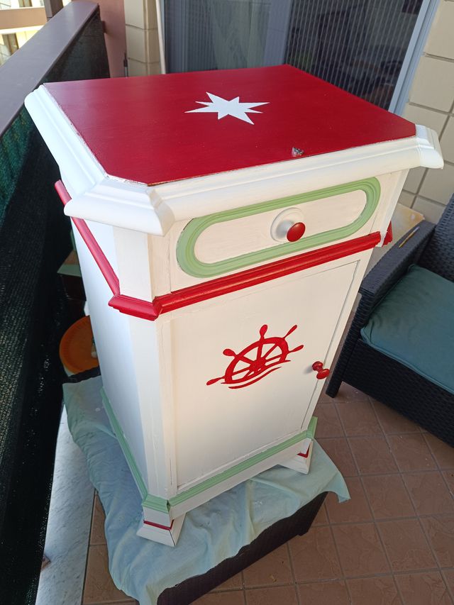 Mobiletto dipinto - unico, funzionale e imperfetto