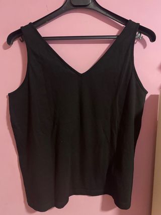 Camiseta negra tirantes con anillas