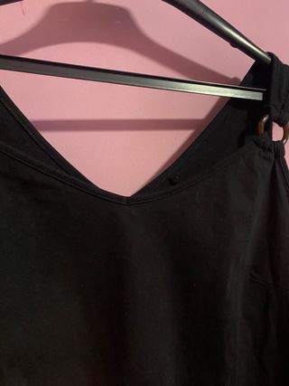 Camiseta negra tirantes con anillas