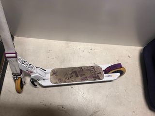 Patinete blanco plegable y con cinta para llevar