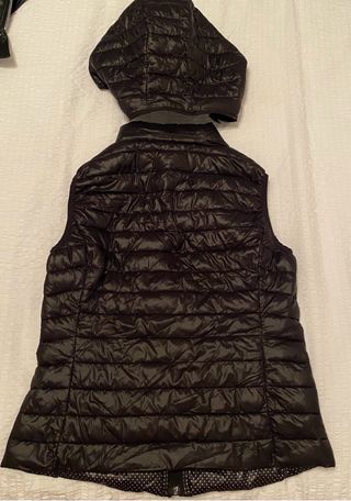 Chaleco Negro con Capucha Desmontable