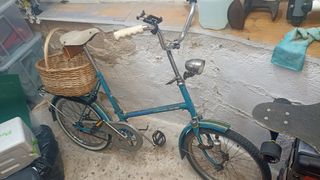 Bicicleta de paseo azul con cesta