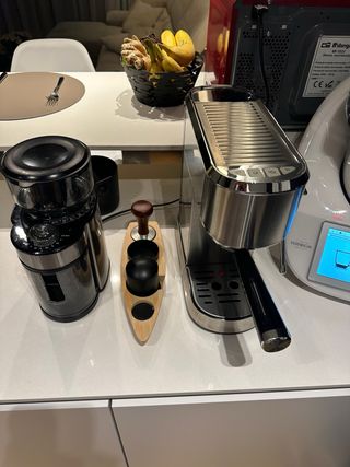 Cafetera Espresso + molidor + herramientas 