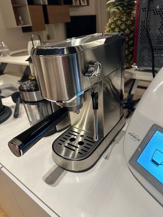 Cafetera Espresso + molidor + herramientas 