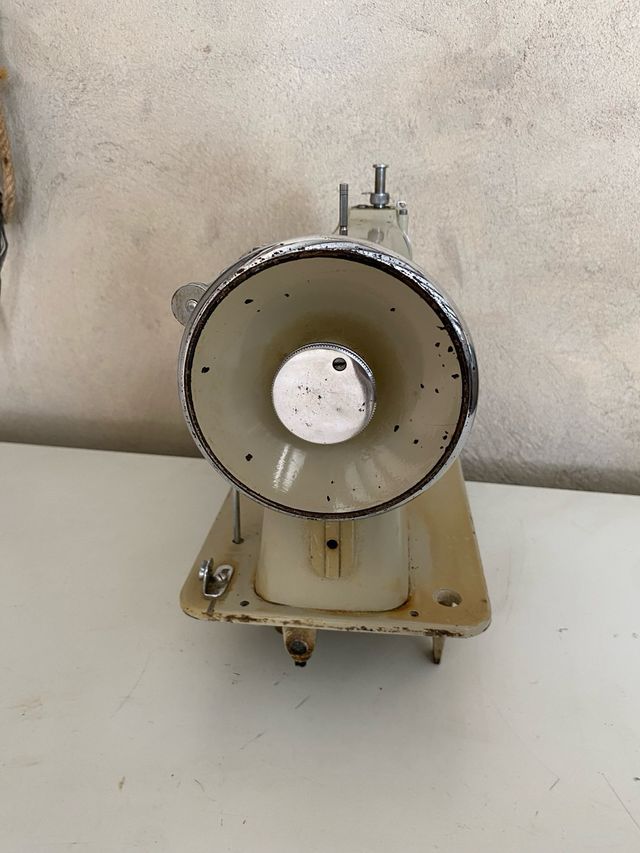 Máquina de coser Alfa antigua
