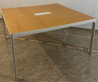 Mesa IKEA BEKANT cuadrada 140x140