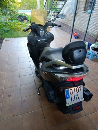 Moto Daelim 125 de 2020 Scooter Negra