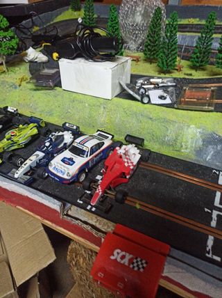 Scalextric: 5 coches y accesorios