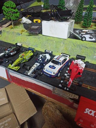Scalextric: 5 coches y accesorios