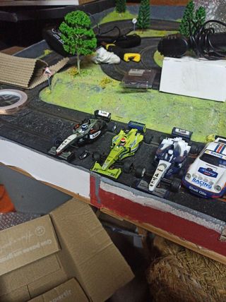 Scalextric: 5 coches y accesorios