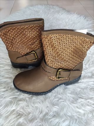 Botines bajos marrones con detalle tejido