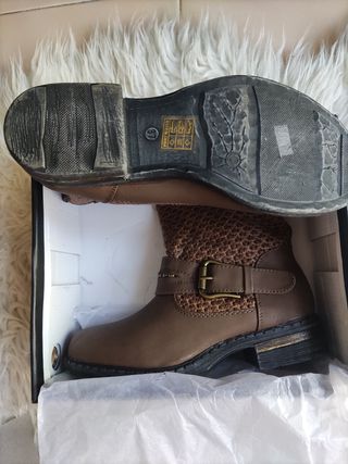 Botines bajos marrones con detalle tejido