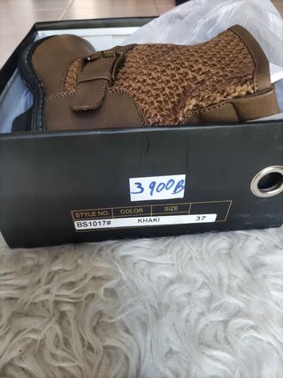 Botines bajos marrones con detalle tejido