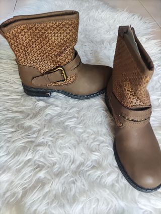 Botines bajos marrones con detalle tejido