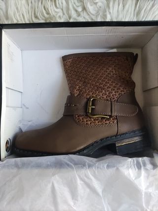 Botines bajos marrones con detalle tejido