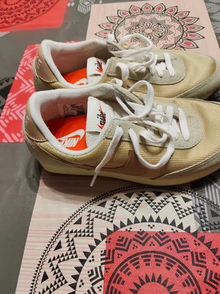 Tenis Nike Mujer Dorados y Blancos