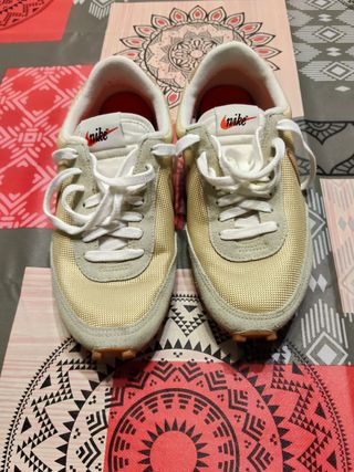 Tenis Nike Mujer Dorados y Blancos