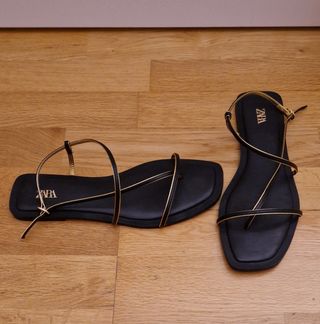 Sandalias Zara Negras y Doradas