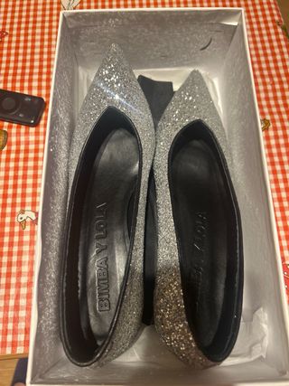 Zapatos de fiesta bimba y Lola plateados y rosas