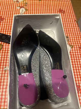 Zapatos de fiesta bimba y Lola plateados y rosas