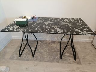 Mesa de cristal con caballetes