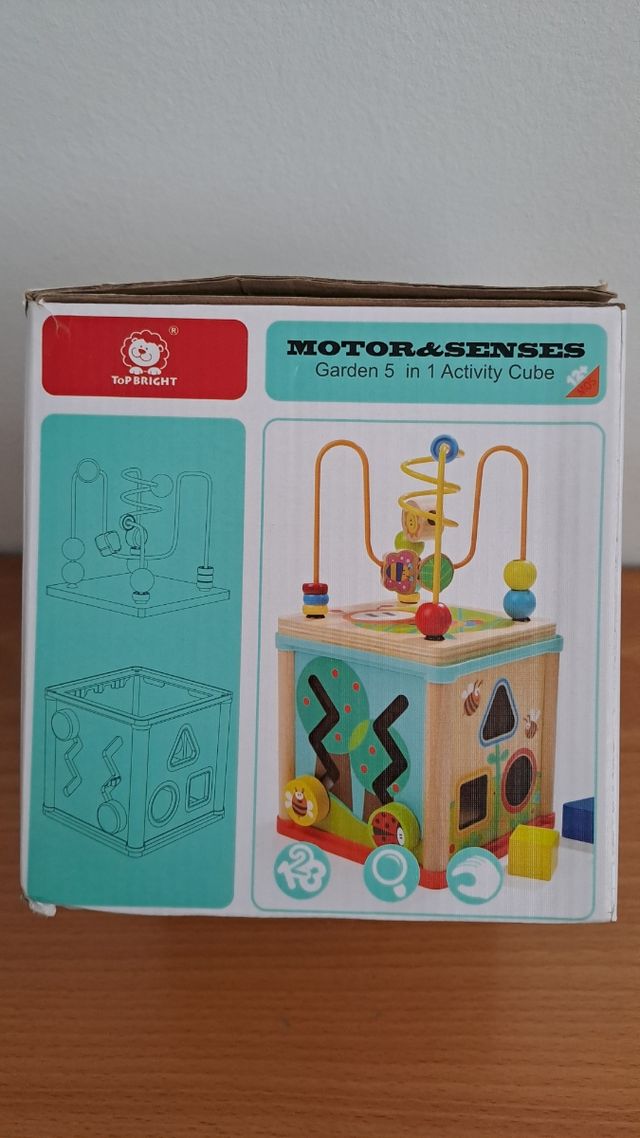 Cubo de actividades de madera