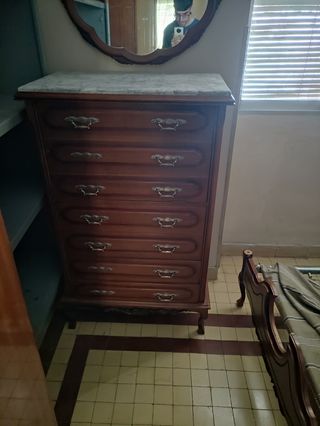 Aparador de madera con tapa de mármol