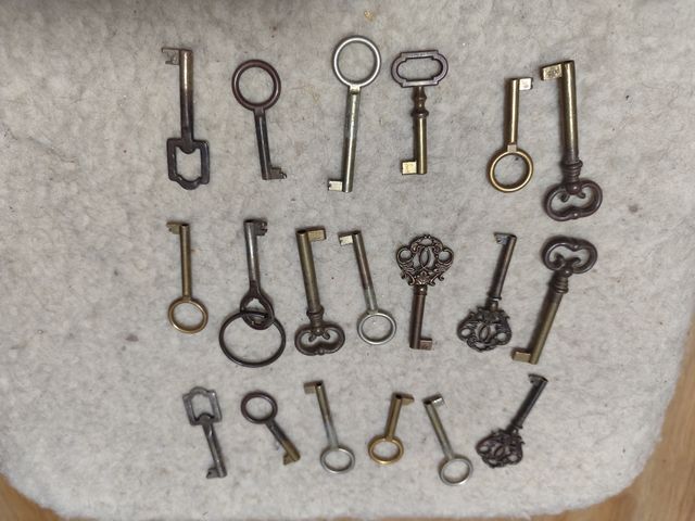 Lote de llaves metálicas antiguas