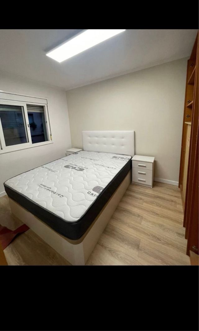 Canapé abatible y colchón blanco