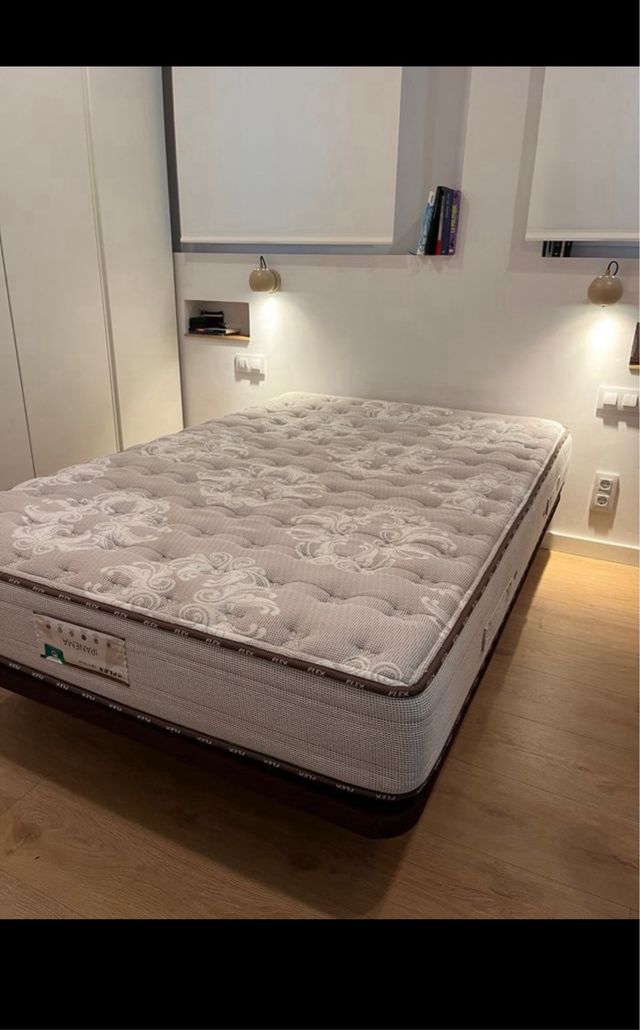 Canapé abatible y colchón blanco