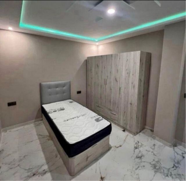 Canapé abatible y colchón blanco